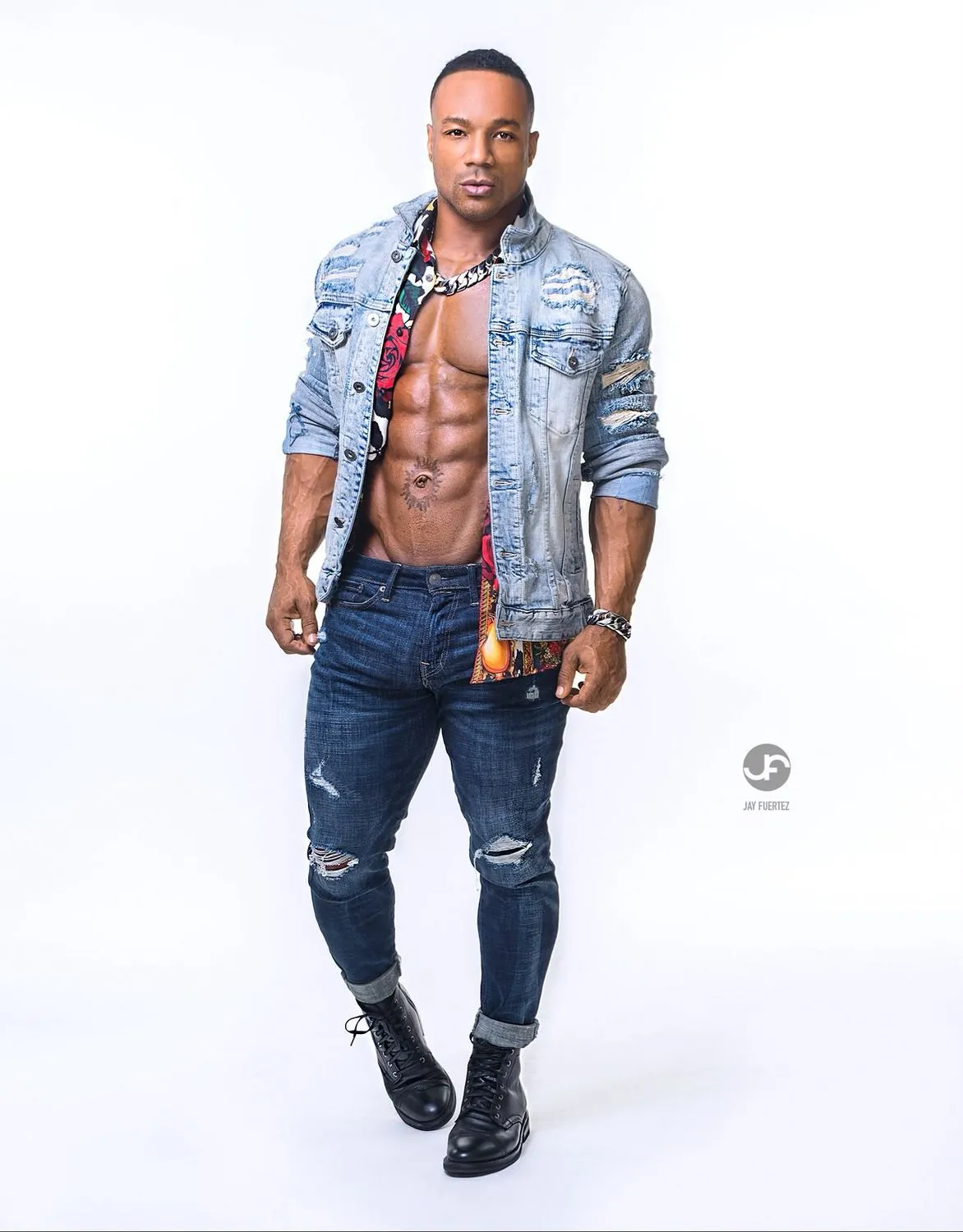 Texas Shyboy en denim, cuerpo completo