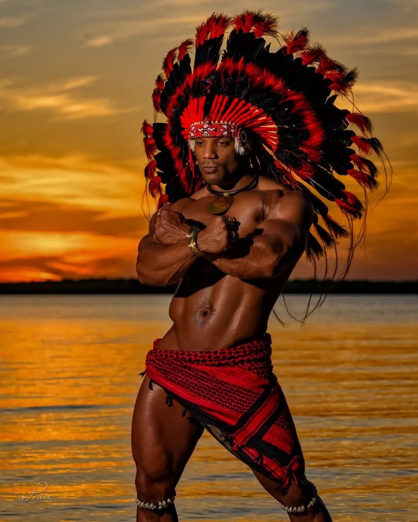 Texas Shyboy con tocado de plumas frente a un atardecer