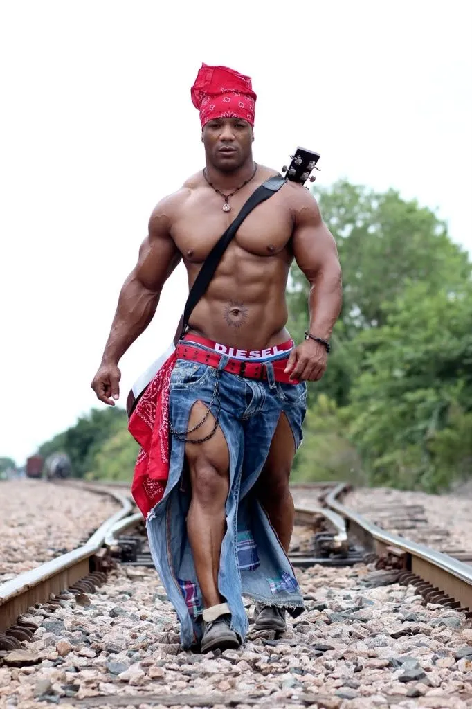 Texas Shyboy en denim sobre una vía de tren