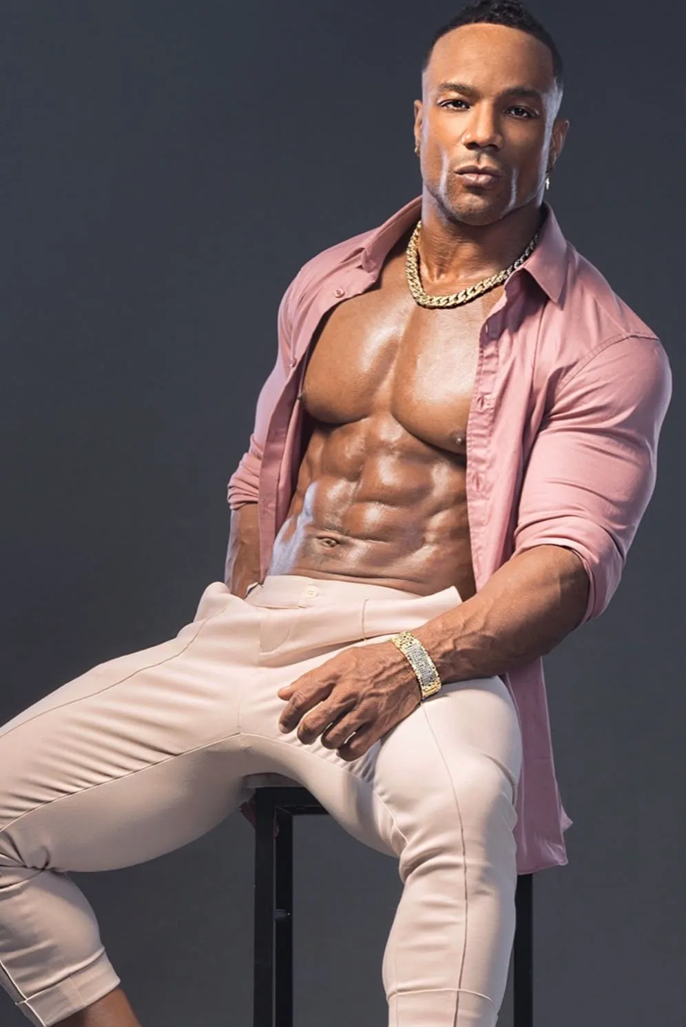 Texas Shyboy sentado con camisa rosa